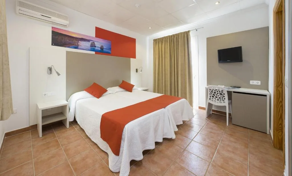 Habitación Doble con balcón - 2 camas — Hostal Adelino