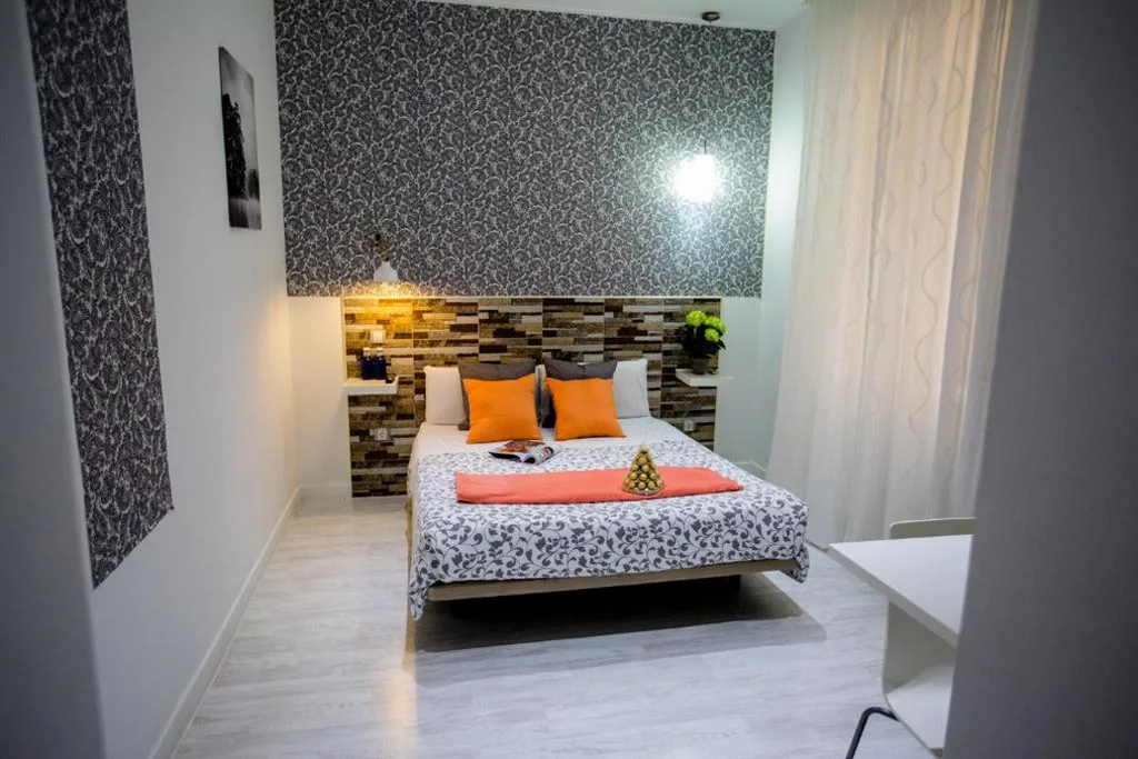 Doppelzimmer zur Innenseite — Hostal Adis