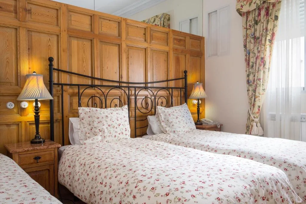 Hostal Adria Santa Ana