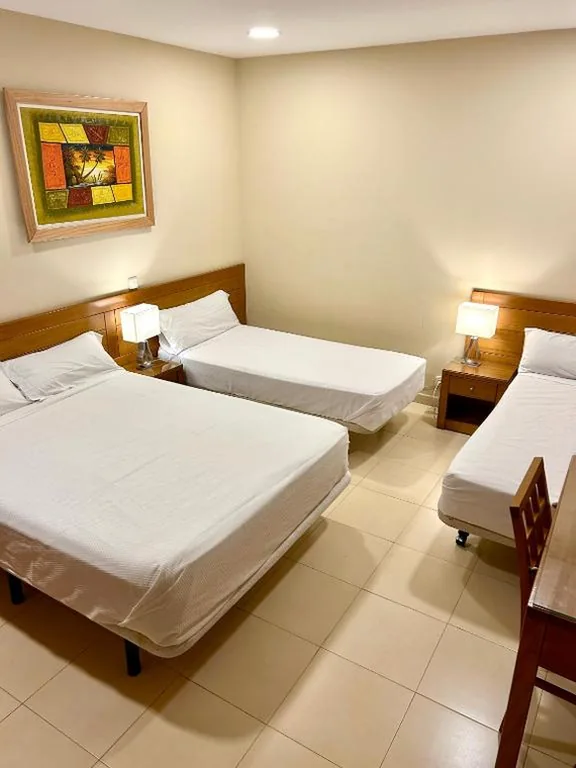 バスルーム付き4人部屋 — Hostal Aeropuerto