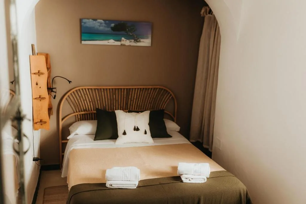 Einzelzimmer mit eigenem Bad — Hostal Africa