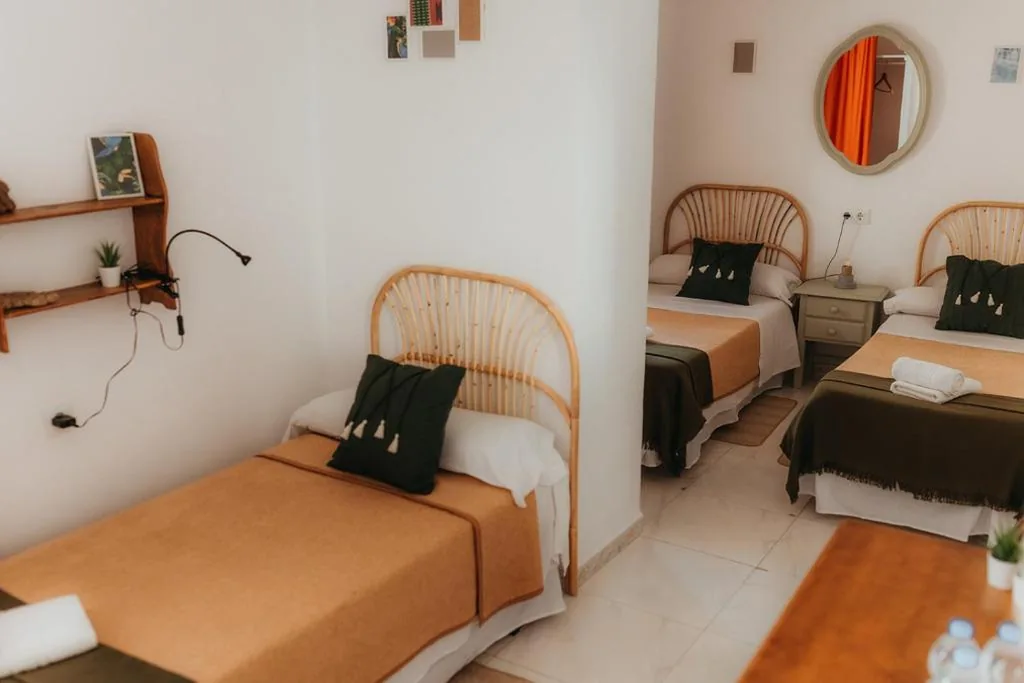 Dreibettzimmer mit eigenem Bad — Hostal Africa