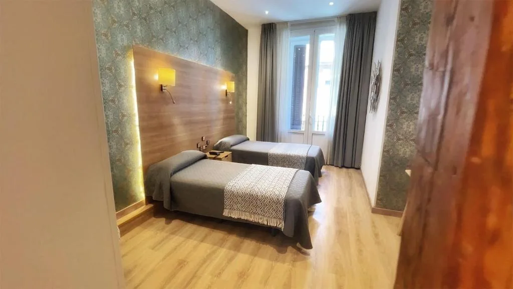 Tweepersoonskamer met 2 bedden — Hostal Aguilar