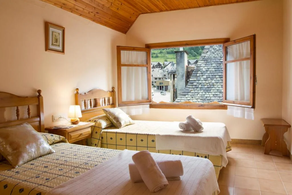 Habitación Doble con baño privado - 2 camas — Hostal Aiguamog