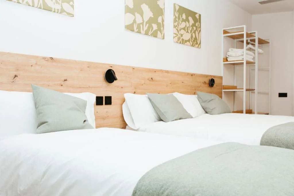Habitación Triple Estándar — Hostal Ainhoa