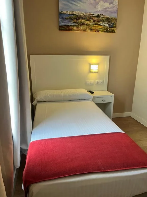 Habitación Individual adaptada para personas con movilidad reducida — Hostal Al-Andalus