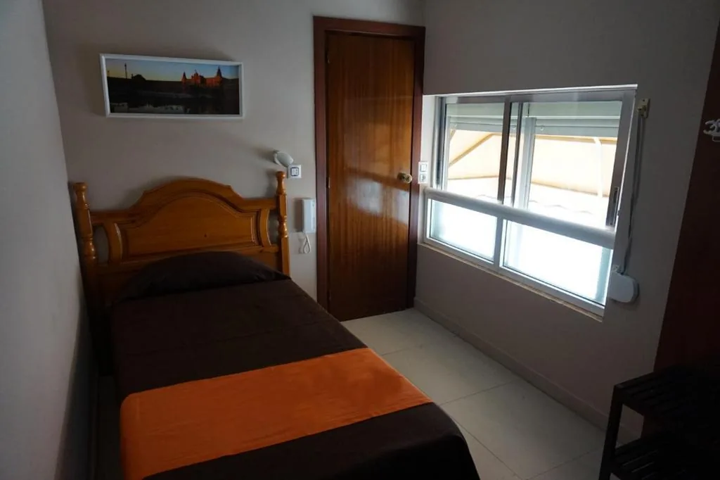 Habitación Individual con baño privado externo — Hostal Alamare