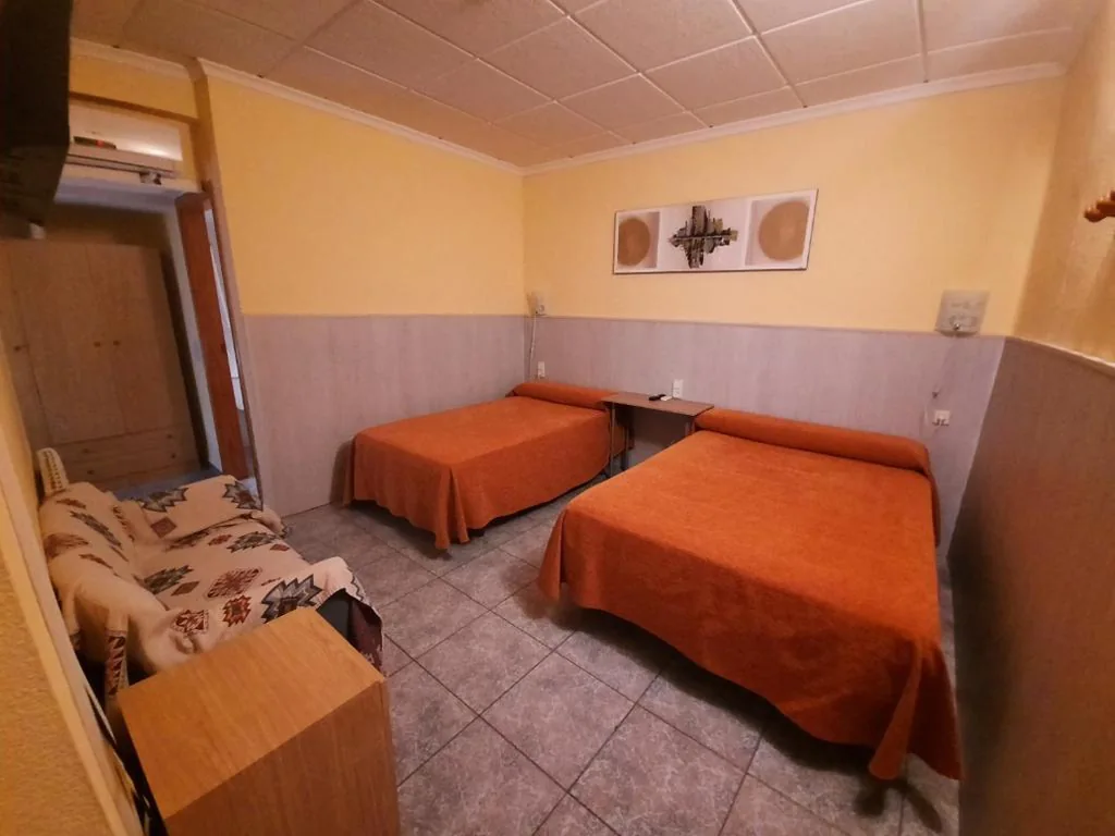 Camera Doppia con letto supplementare — Hostal Alba