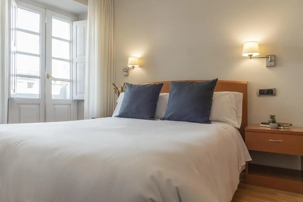 Kamer met tweepersoonsbed en balkon — Hostal ALBA Lugo