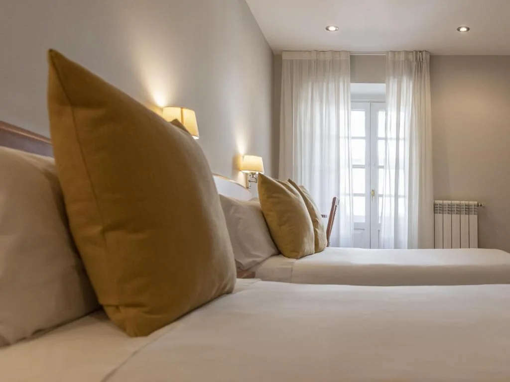 Driepersoonskamer met balkon — Hostal ALBA Lugo