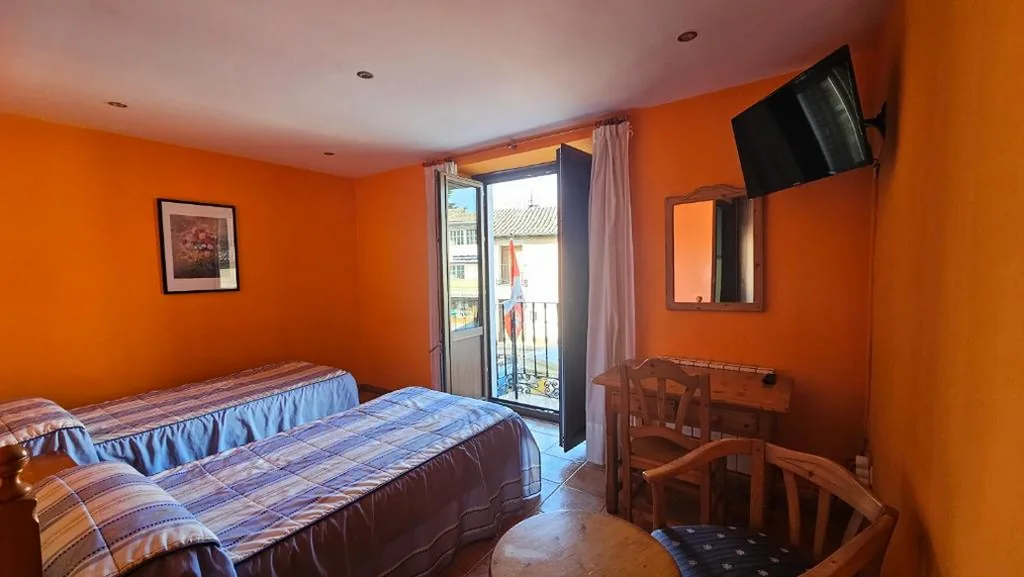 Doppelzimmer mit eigenem Bad – 2 Betten — HOSTAL ALBE