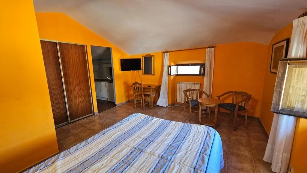 Doppelzimmer mit eigenem Bad — HOSTAL ALBE