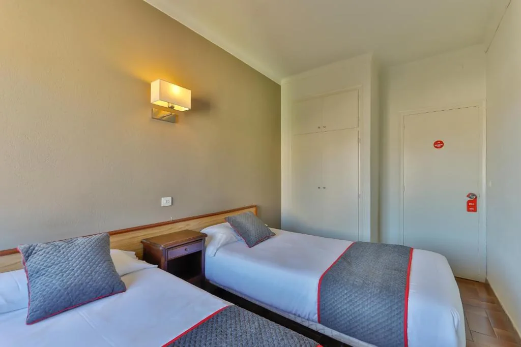 Tweepersoonskamer met 2 bedden — Hostal Alberana