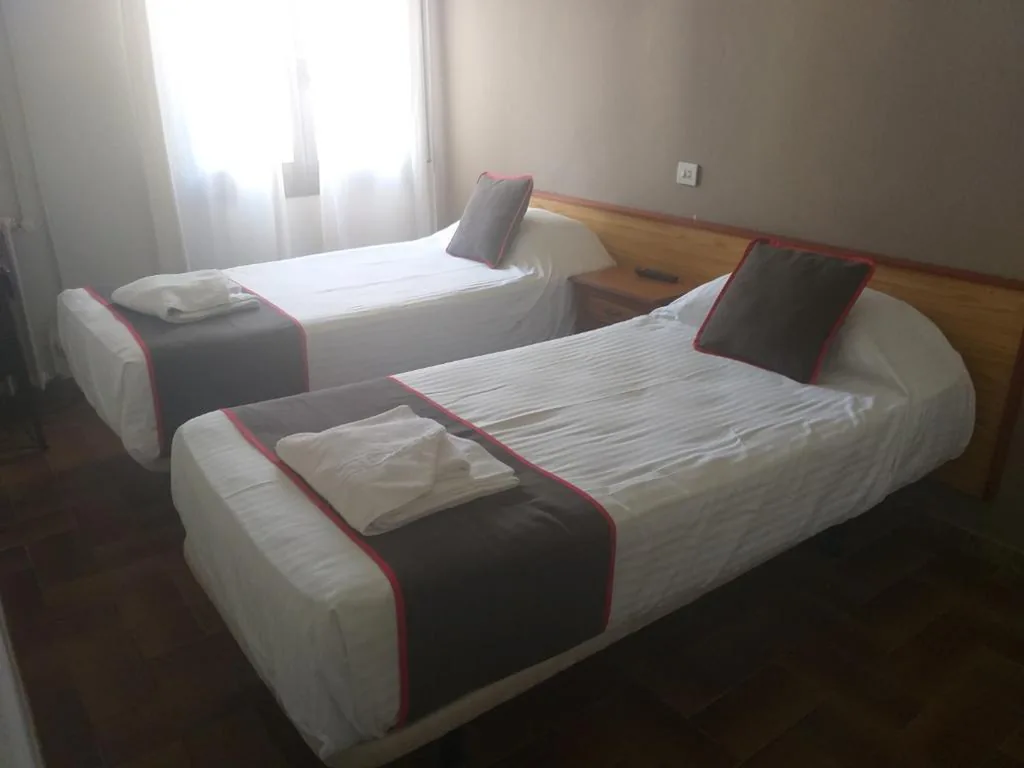 Voordelige tweepersoonskamer met 2 bedden — Hostal Alberana