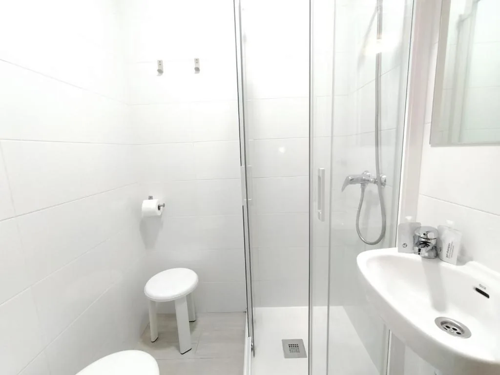 Quadruple Room — Hostal Albero by gaiarooms