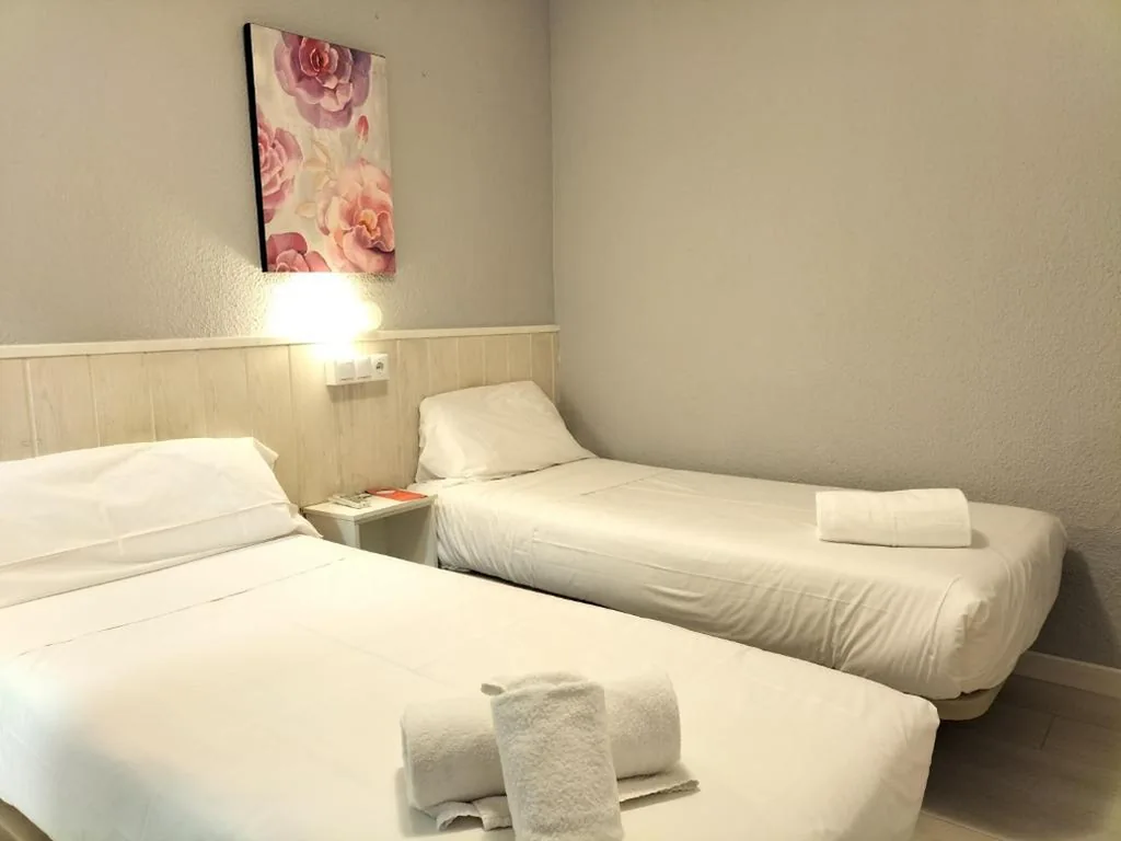 Twin Room — Hostal Albero by gaiarooms