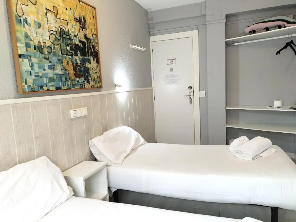 Twin Room with Shared Bathroom — Hostal Albero by gaiarooms