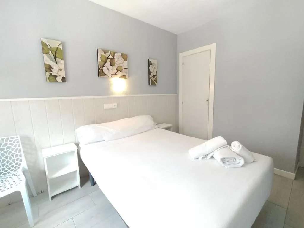 Double Room — Hostal Albero by gaiarooms