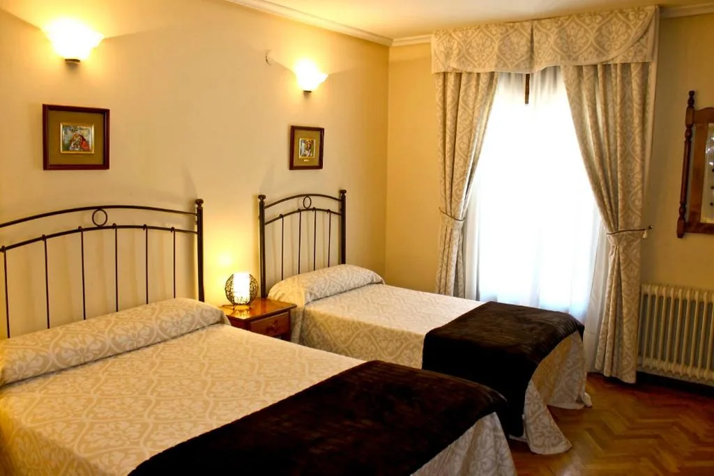 Dreibettzimmer — Hostal Alcántara