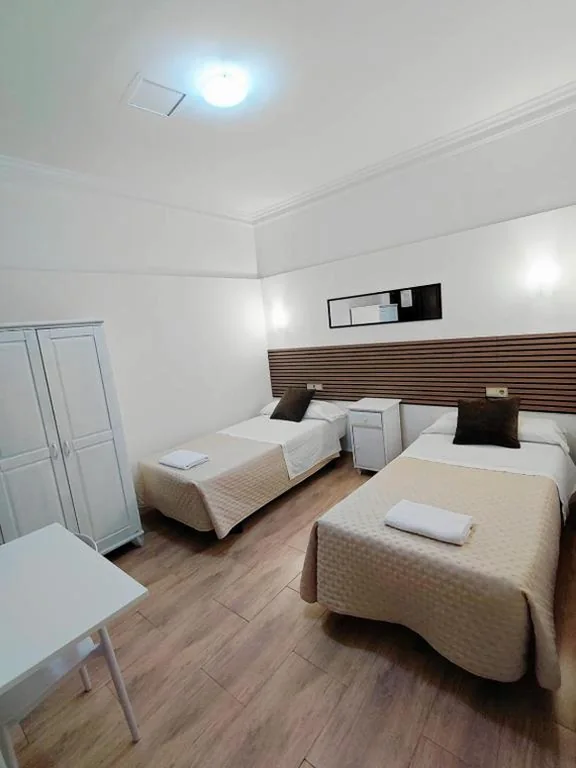 Quarto Duplo - 2 camas — Hostal Alcarayón Pilas