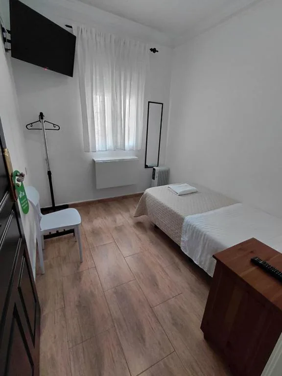 Quarto Individual — Hostal Alcarayón Pilas
