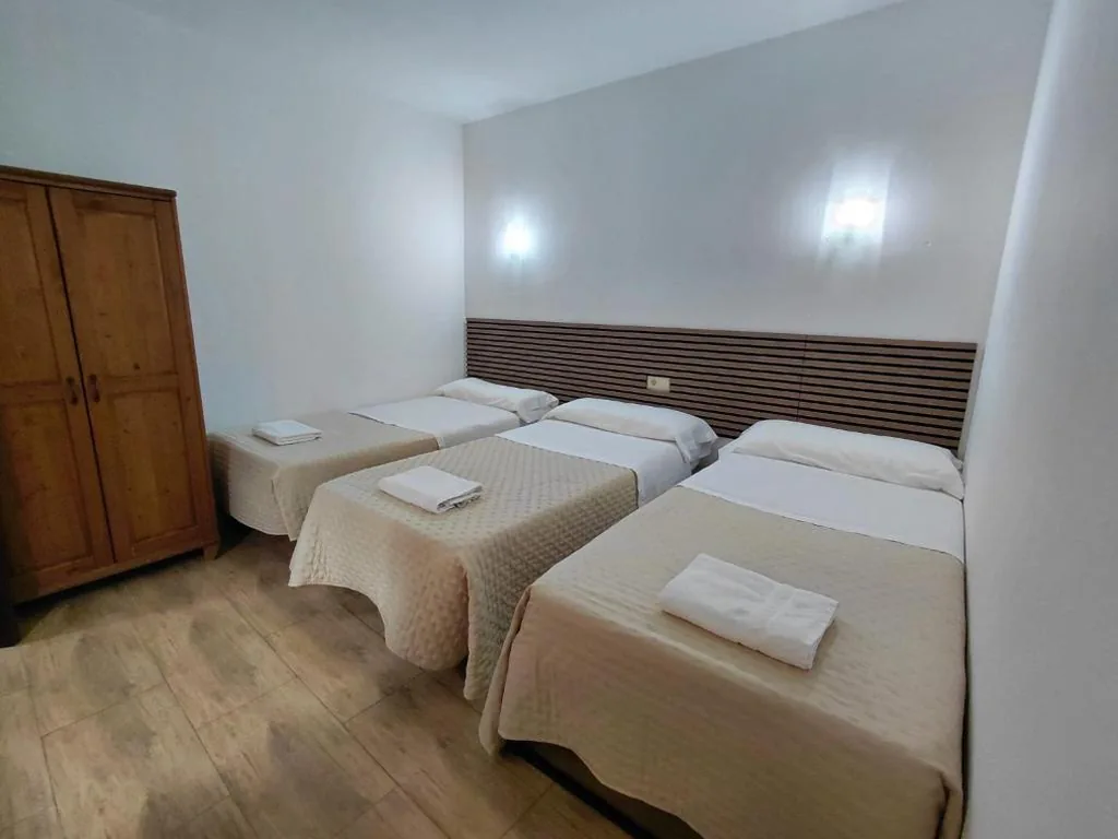 Quarto Triplo — Hostal Alcarayón Pilas
