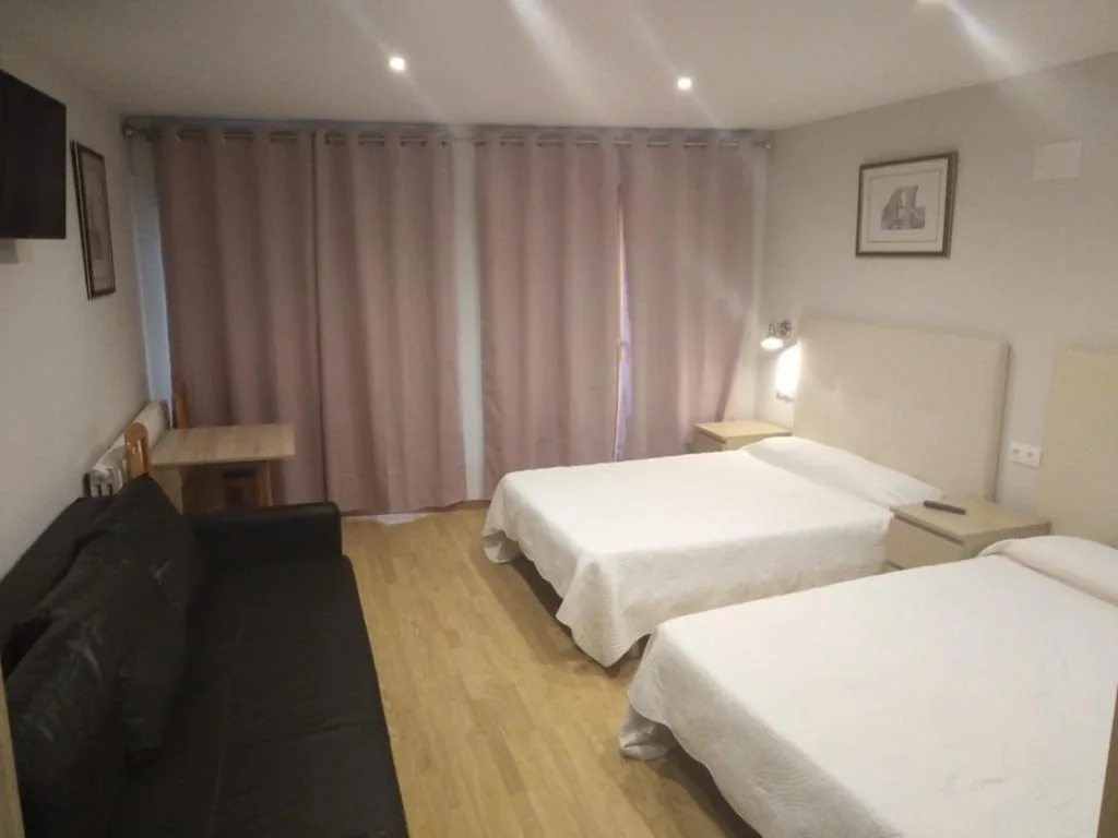 Quarto Familiar com varanda — Hostal Alcazaba