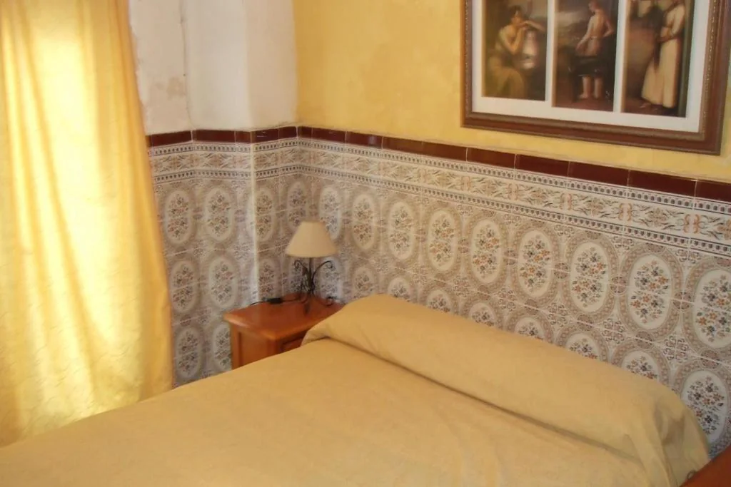 Camera doppia con bagno in comune — Hostal Alcázar