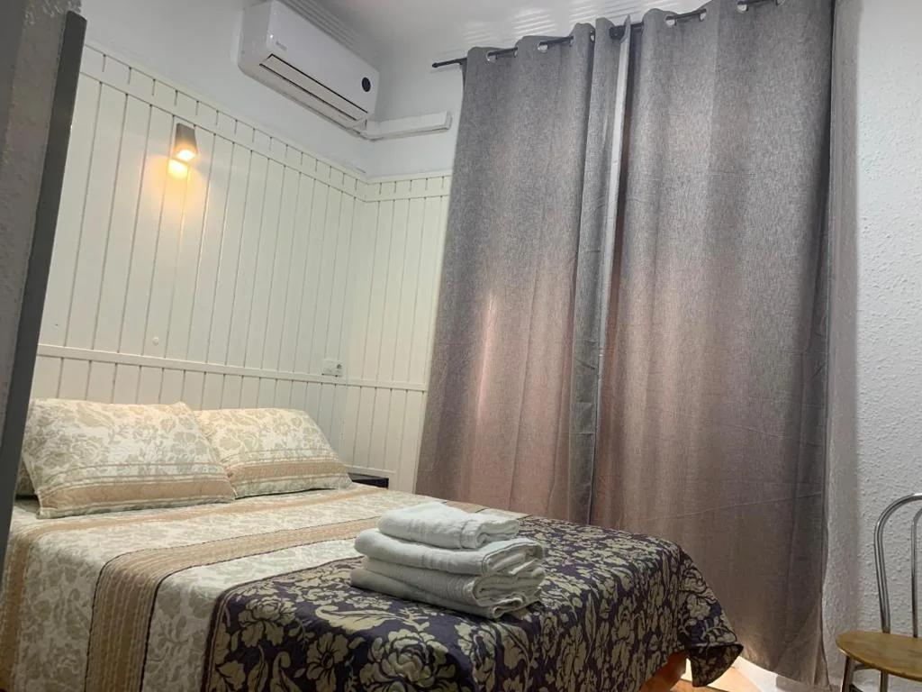 Camera doppia con bagno privato — Hostal Alcobia