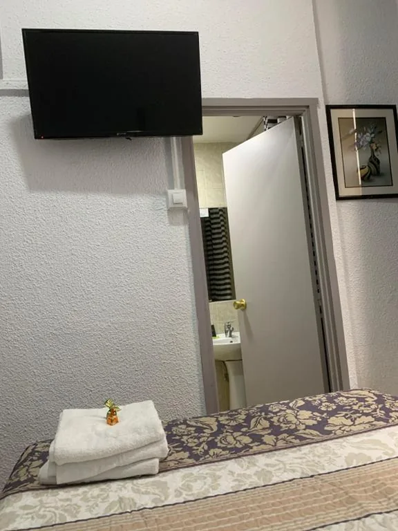 Camera singola con bagno privato — Hostal Alcobia