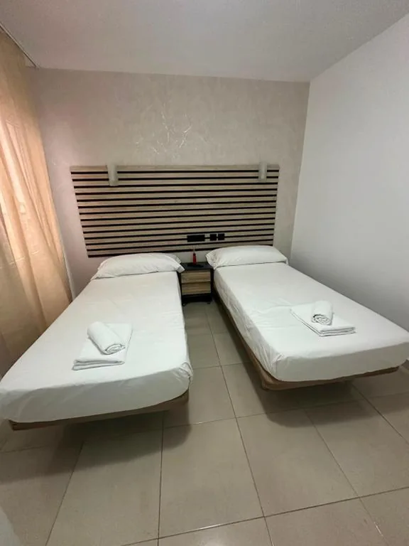 Habitación Doble con baño compartido — Hostal Alegria Alicante