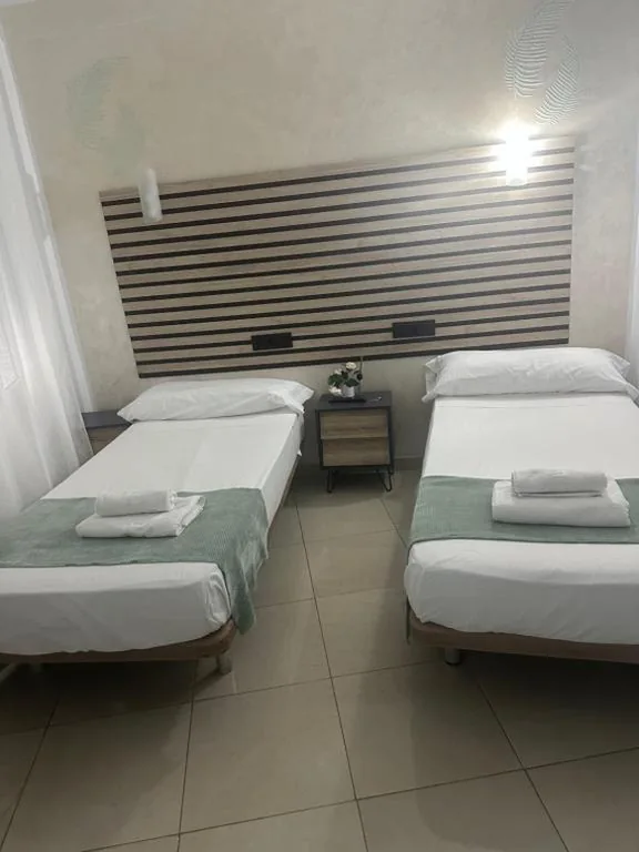 Habitación Doble con baño privado — Hostal Alegria Alicante