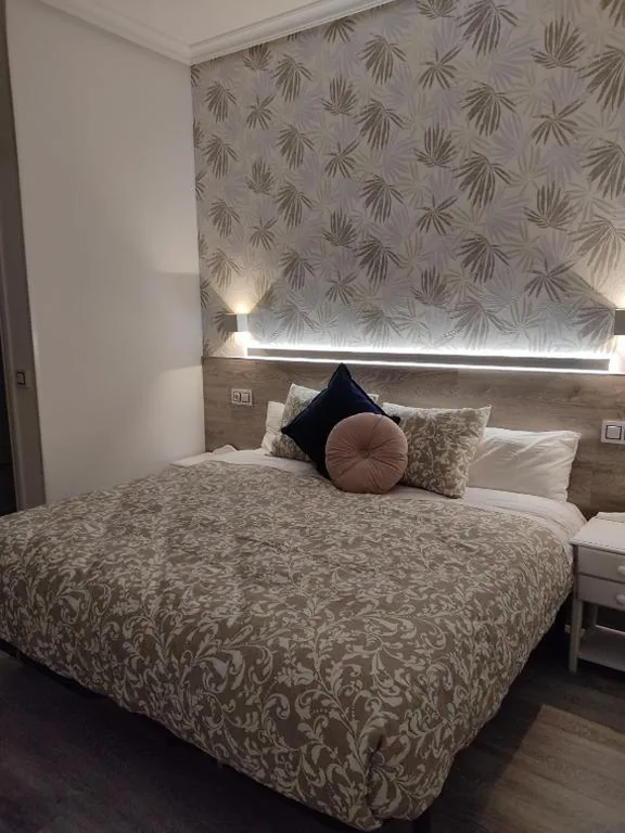 Habitación Doble con balcón — Hostal Alfaro