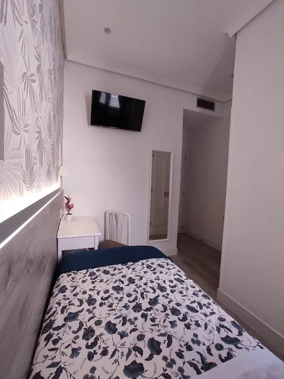 Habitación Individual con balcón — Hostal Alfaro