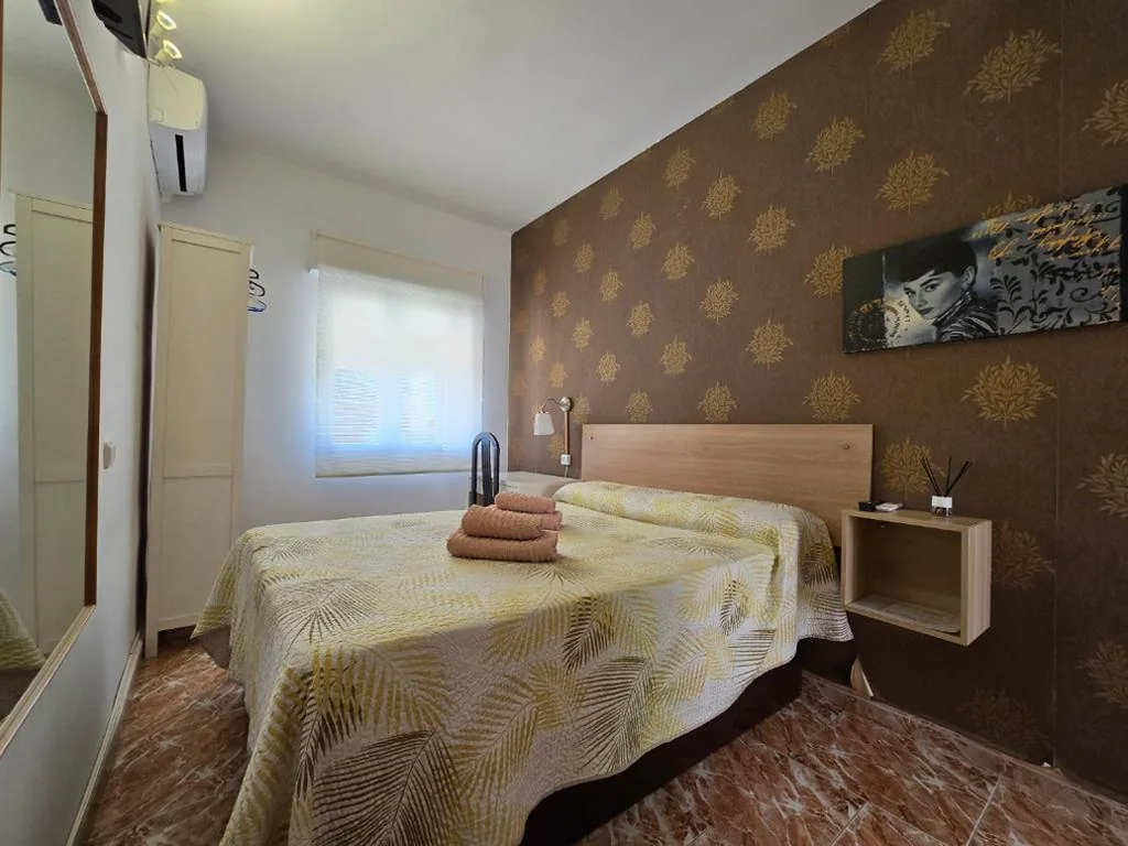 Doppelzimmer mit eigenem Bad — Hostal Alfil