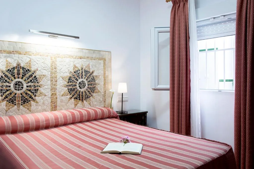 Doppelzimmer mit Innenhofblick – 1 oder 2 Betten — Hostal Alhambra - Adults Only