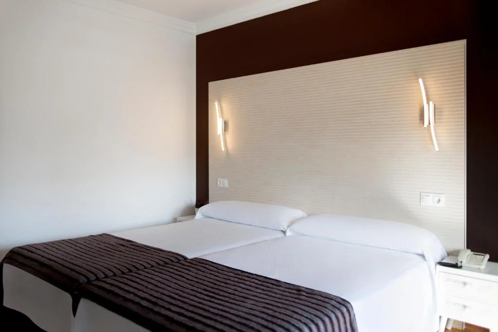 Superior-Doppelzimmer mit Balkon – 1 oder 2 Betten — Hostal Alhambra - Adults Only