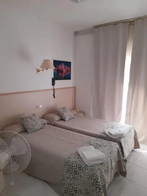 Quarto Duplo com varanda e casa de banho partilhada - 1 ou 2 camas — Hostal Alhambra Tarragona