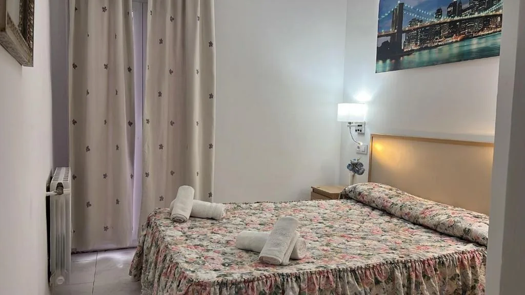 Quarto Duplo com casa de banho privativa — Hostal Alhambra Tarragona