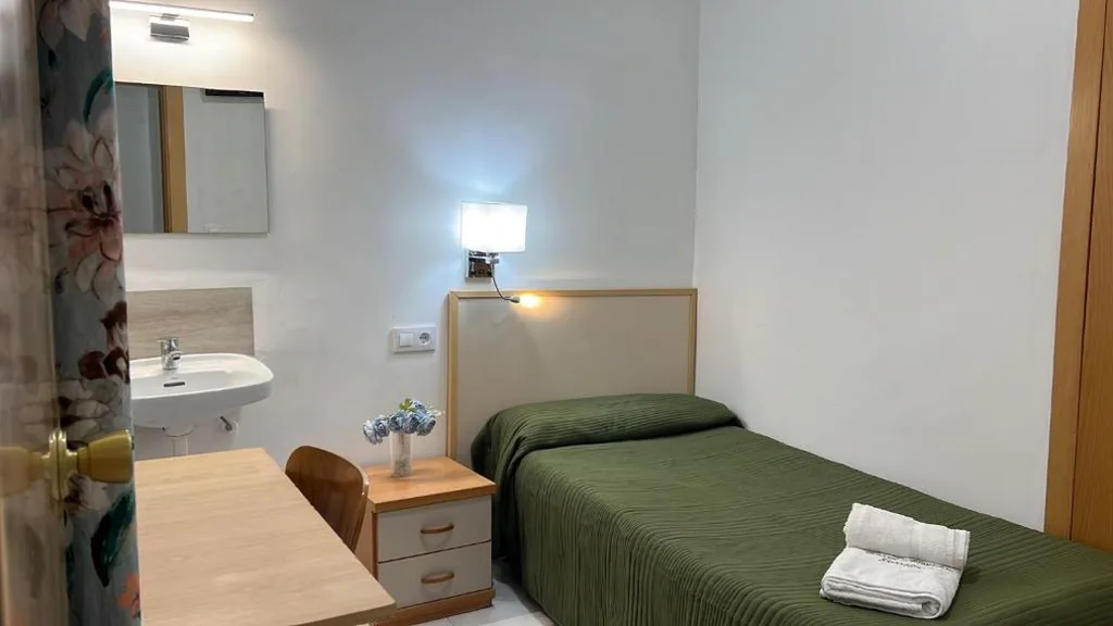 Quarto Individual com casa de banho partilhada — Hostal Alhambra Tarragona
