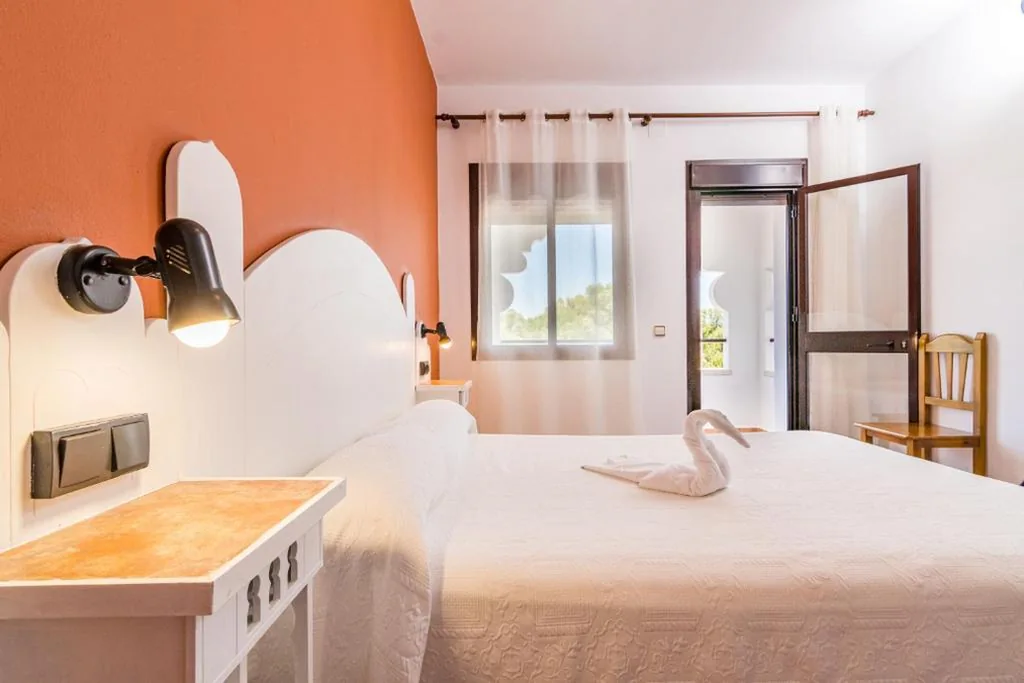 Doppelzimmer mit Poolblick – 1 oder 2 Betten — Hostal Alhambra