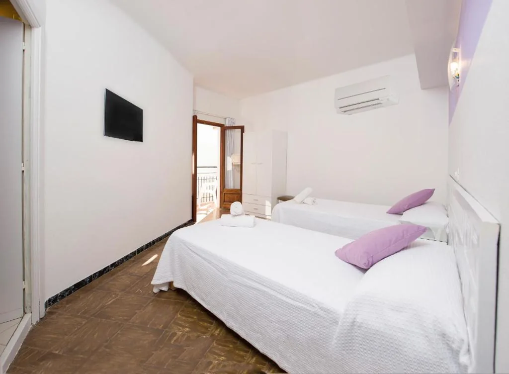 Habitación con cama grande — Hostal Alicante