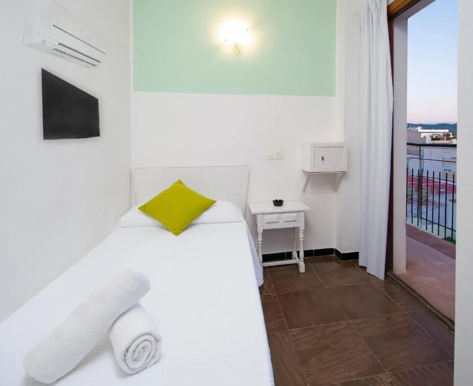 Habitación Individual con aire acondicionado y balcón — Hostal Alicante