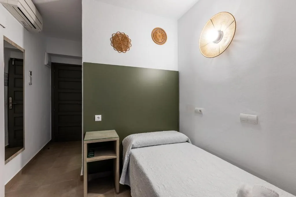 Habitación Individual Superior — Hostal Alicante