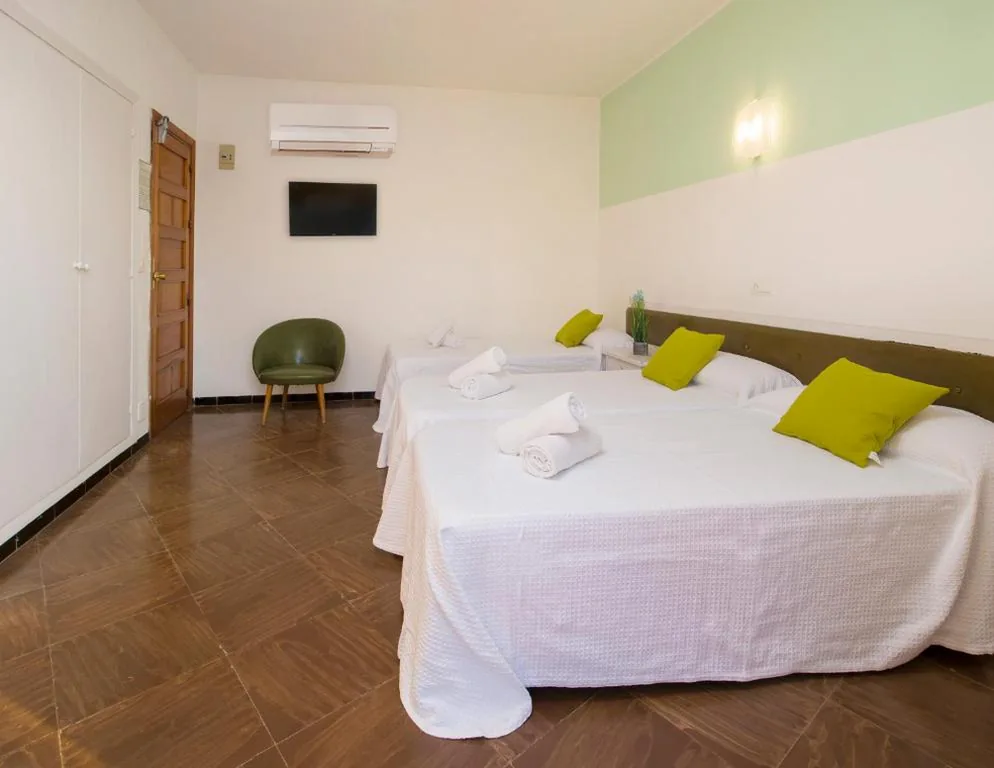 Habitación Triple con aire acondicionado y balcón — Hostal Alicante