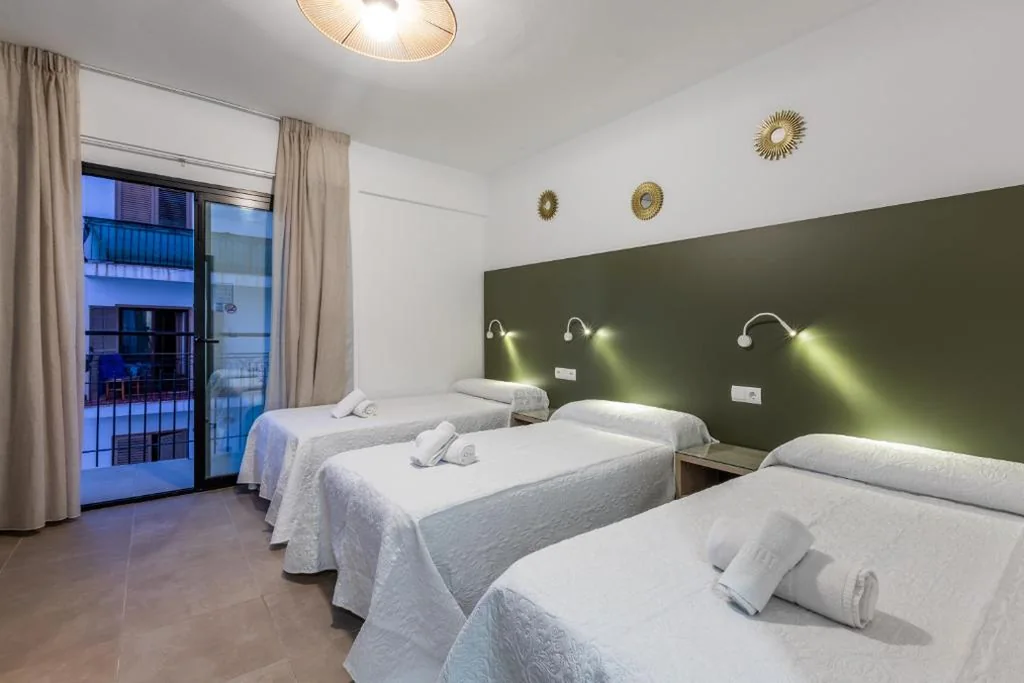 Habitación Triple Superior — Hostal Alicante