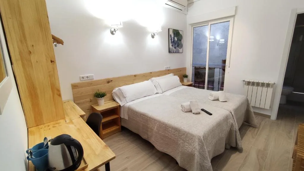 Quarto Duplo com casa de banho privativa - 2 camas — Hostal Aliste