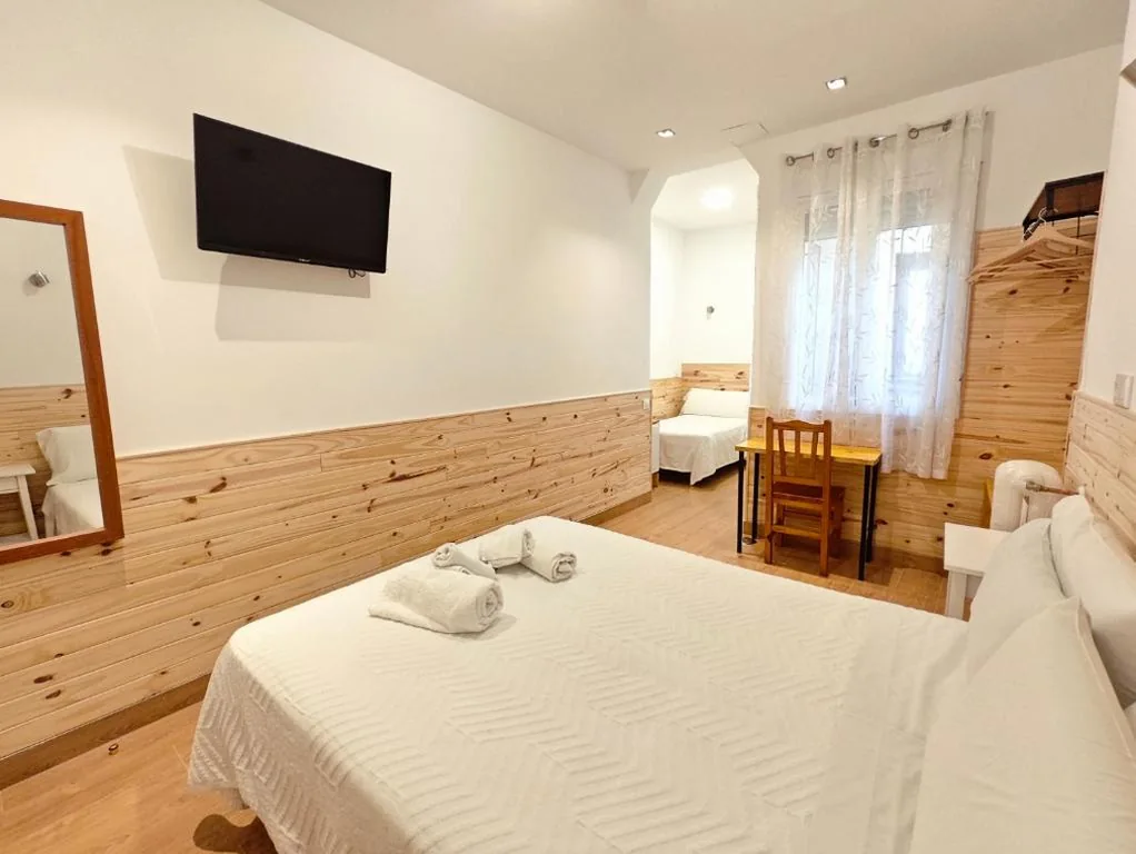 Quarto Triplo com casa de banho privativa — Hostal Aliste