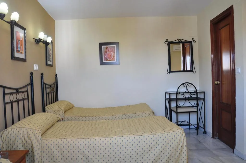 Habitación Triple — Hostal Almanzor