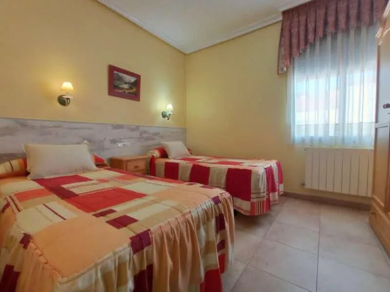 Habitación Doble - 2 camas — Hostal Almenara